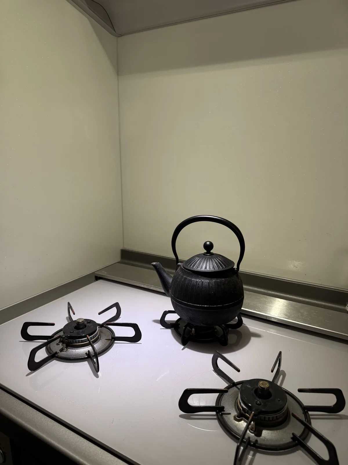 手元ライトでコンロ面を照らした明るさ。暗いけれど作業できないわけではない