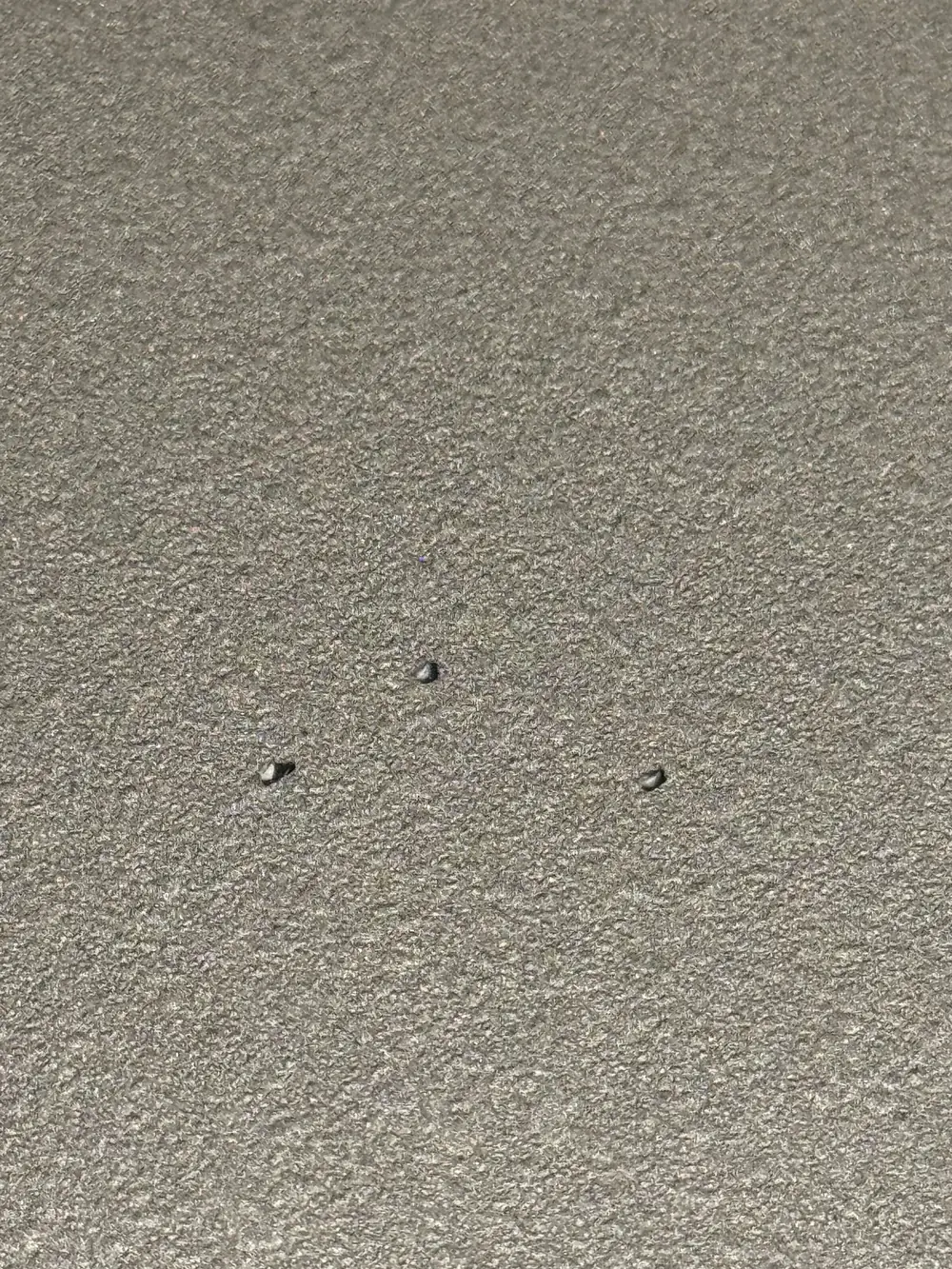 テノールの天板についた3つの小さな穴