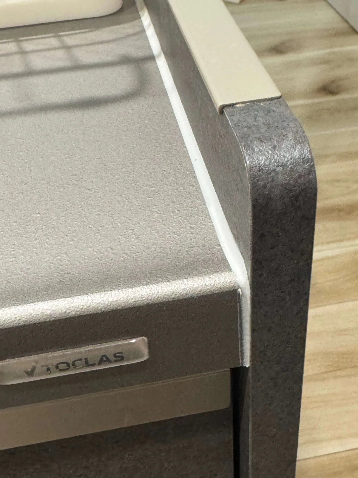 トクラス テノール シルバーの天板の角。TOCLASのロゴ入り